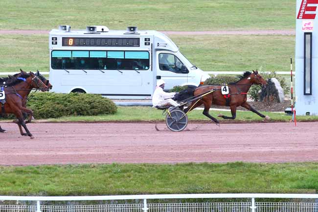Photo d'arrivée de la course pmu PRIX QUICK WILLIAMS à ENGHIEN le Vendredi 12 mars 2021