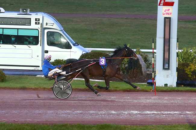 Photo d'arrivée de la course pmu PRIX CYRANO II à ENGHIEN le Vendredi 12 mars 2021