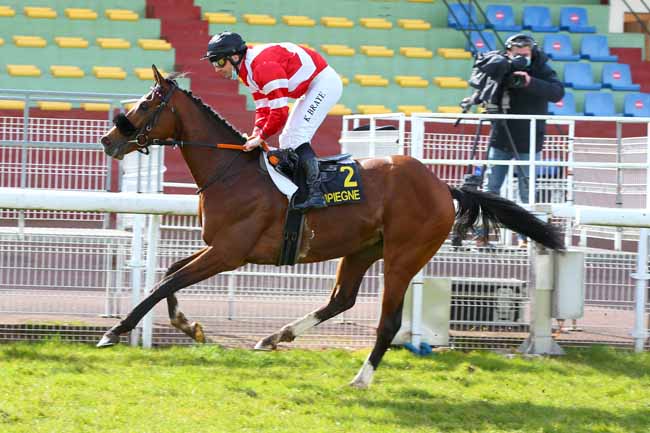 Photo d'arrivée de la course pmu PRIX DES ETANGS DE PIERREFONDS à COMPIEGNE le Dimanche 14 mars 2021