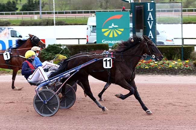 Photo d'arrivée de la course pmu GRAND PRIX DU CONSEIL DEPARTEMENTAL DE LA MAYENNE à LAVAL le Mercredi 17 mars 2021
