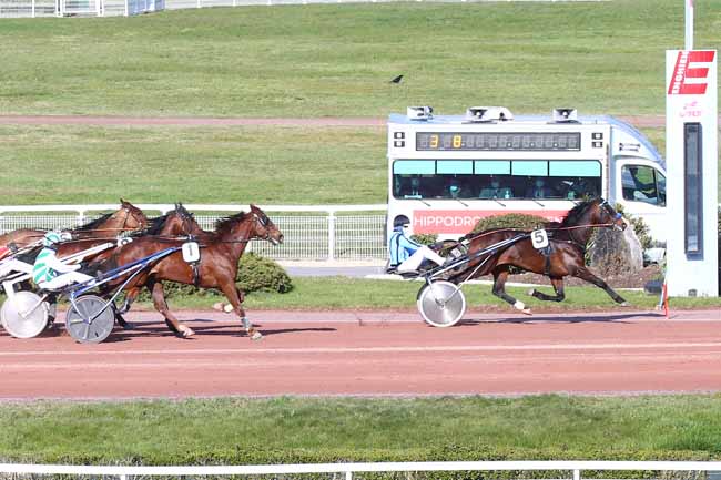 Photo d'arrivée de la course pmu PRIX DE PIERREFORT à ENGHIEN le Vendredi 19 mars 2021
