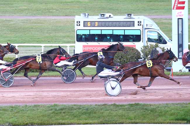 Photo d'arrivée de la course pmu PRIX DU BEAUJOLAIS à ENGHIEN le Vendredi 19 mars 2021