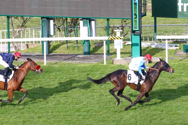 Photo d'arrivée de la course pmu PRIX DES PYRENEES-ATLANTIQUES à SAINT-CLOUD le Dimanche 21 mars 2021