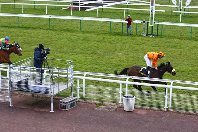 Photo d'arrivée de la course pmu PRIX ACTEON à COMPIEGNE le Lundi 22 mars 2021
