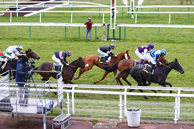 Photo d'arrivée de la course pmu PRIX DES ETANGS DE SAINT-PIERRE à COMPIEGNE le Lundi 22 mars 2021