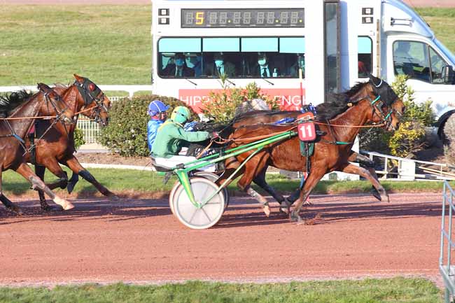 Photo d'arrivée de la course pmu PRIX DE CAUDEBEC à ENGHIEN le Mardi 23 mars 2021