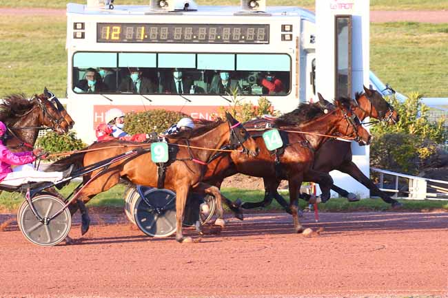 Photo d'arrivée de la course pmu PRIX DE CHENNEVIERES à ENGHIEN le Mardi 23 mars 2021