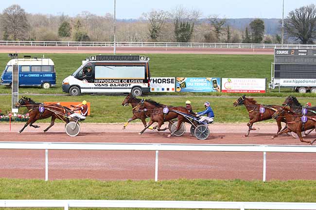 Photo d'arrivée de la course pmu PRIX DE LA SOCIETE DES COURSES LISIEUX à LISIEUX le Mercredi 24 mars 2021