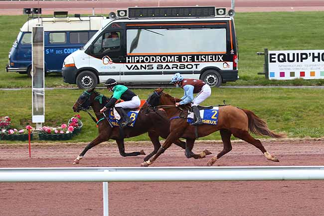 Photo d'arrivée de la course pmu PRIX ABC AMBULANCES à LISIEUX le Mercredi 24 mars 2021