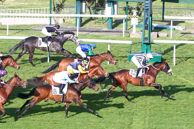Photo d'arrivée de la course pmu PRIX DU ROUSSILLON à SAINT-CLOUD le Samedi 3 avril 2021