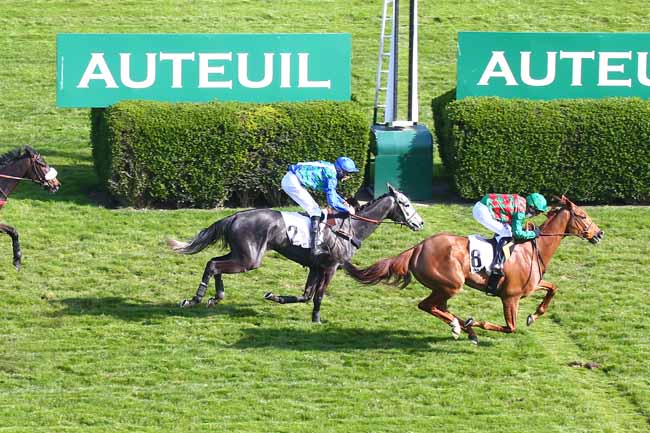 Photo d'arrivée de la course pmu PRIX FLEURET à AUTEUIL le Dimanche 4 avril 2021