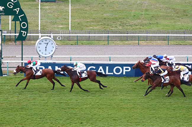 Photo d'arrivée de la course pmu PRIX DU BOIS DE PERTHE à CHANTILLY le Lundi 5 avril 2021
