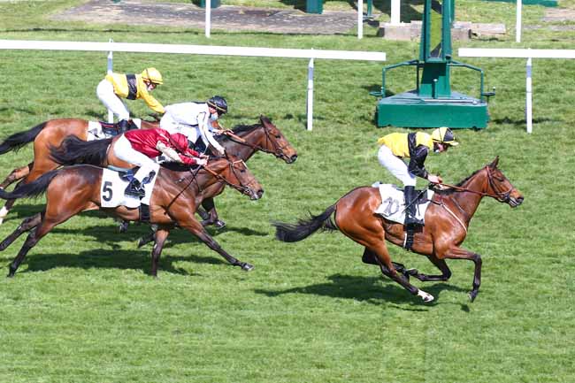 Photo d'arrivée de la course pmu PRIX SICARELLE à SAINT-CLOUD le Mardi 6 avril 2021