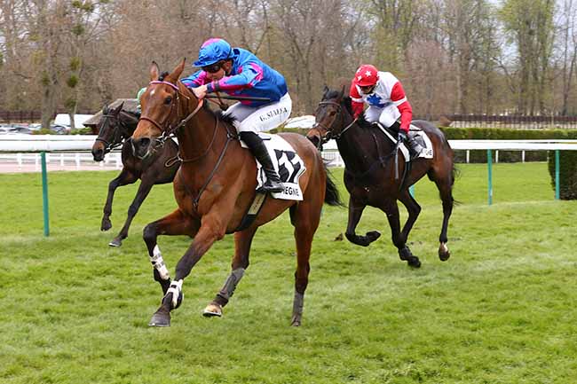 Photo d'arrivée de la course pmu PRIX D'AUMALE à COMPIEGNE le Lundi 12 avril 2021