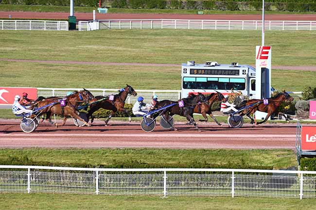 Photo d'arrivée de la course pmu PRIX DE DURAS à ENGHIEN le Jeudi 22 avril 2021