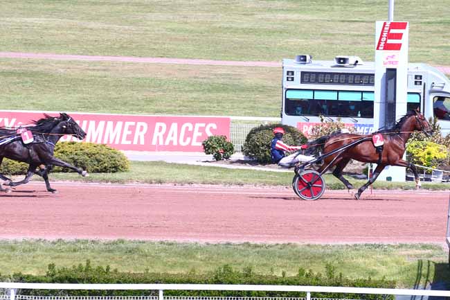 Photo d'arrivée de la course pmu SULKY SUMMER RACES 4 ANS - QUALIF 1 à ENGHIEN le Samedi 24 avril 2021