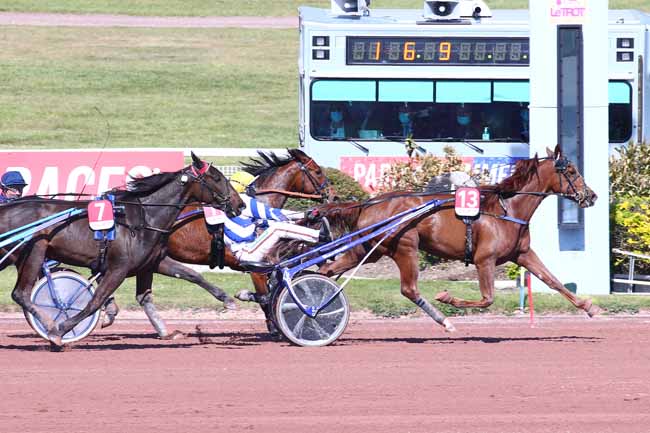 Photo d'arrivée de la course pmu SULKY SUMMER RACES 4 ANS - QUALIF 2 à ENGHIEN le Samedi 24 avril 2021