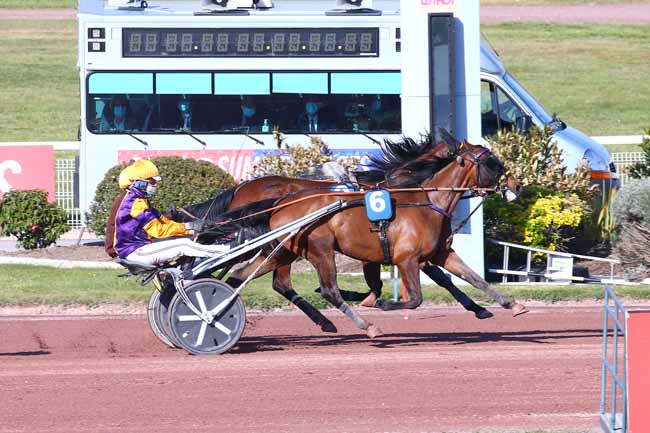 Photo d'arrivée de la course pmu PRIX D'HERNOUVILLE à ENGHIEN le Samedi 24 avril 2021