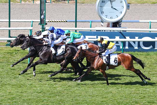 Photo d'arrivée de la course pmu PRIX DE LA CROIX DE PONTARME à CHANTILLY le Lundi 26 avril 2021