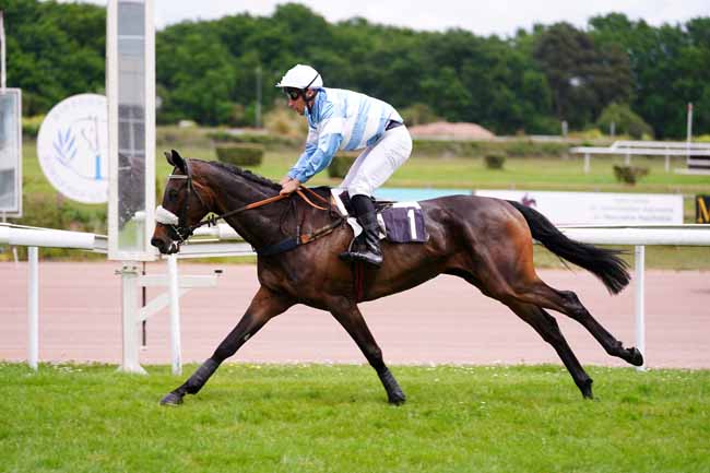 Photo d'arrivée de la course pmu PRIX DE PAREMPUYRE à BORDEAUX-LE BOUSCAT le Mardi 27 avril 2021