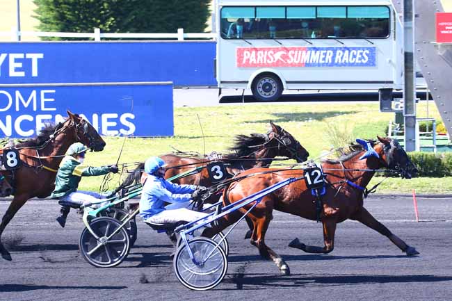 Photo d'arrivée de la course pmu PRIX RENE GAYET à PARIS-VINCENNES le Mardi 27 avril 2021