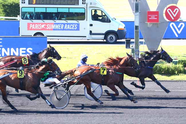 Photo d'arrivée de la course pmu PRIX MODESTIA à PARIS-VINCENNES le Mardi 27 avril 2021