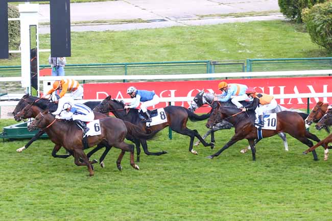 Photo d'arrivée de la course pmu GRAND HANDICAP DE LA NOUVELLE PISTE à LONGCHAMP le Dimanche 2 mai 2021