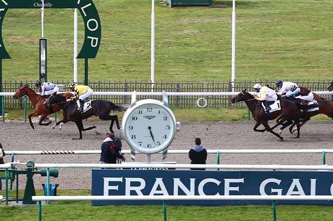 Photo d'arrivée de la course pmu PRIX DE LA FOSSE AUX CERFS à CHANTILLY le Mardi 4 mai 2021