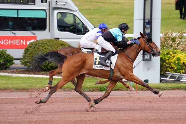Photo d'arrivée de la course pmu PRIX DE LA PLACE DE LA SORBONNE à ENGHIEN le Mercredi 5 mai 2021