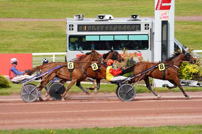 Photo d'arrivée de la course pmu PRIX DES BATIGNOLLES à ENGHIEN le Mercredi 5 mai 2021