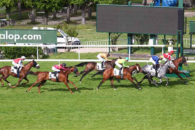 Photo d'arrivée de la course pmu PRIX DE GONNEVILLE à SAINT-CLOUD le Lundi 10 mai 2021
