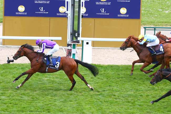 Photo d'arrivée de la course pmu EMIRATES POULE D'ESSAI DES POULAINS à LONGCHAMP le Dimanche 16 mai 2021