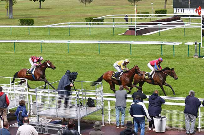 Photo d'arrivée de la course pmu PRIX DE COURTIEUX à COMPIEGNE le Mardi 25 mai 2021