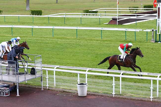 Photo d'arrivée de la course pmu PRIX DE CREPY-EN-VALOIS à COMPIEGNE le Mardi 25 mai 2021