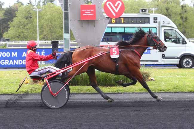 Photo d'arrivée de la course pmu PRIX KALMIA - SULKY 3 ANS QUALIF 3 à PARIS-VINCENNES le Mardi 25 mai 2021