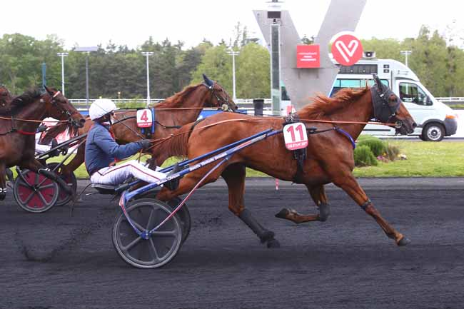 Photo d'arrivée de la course pmu PRIX OZO - SULKY 3 ANS QUALIF 4 à PARIS-VINCENNES le Mardi 25 mai 2021