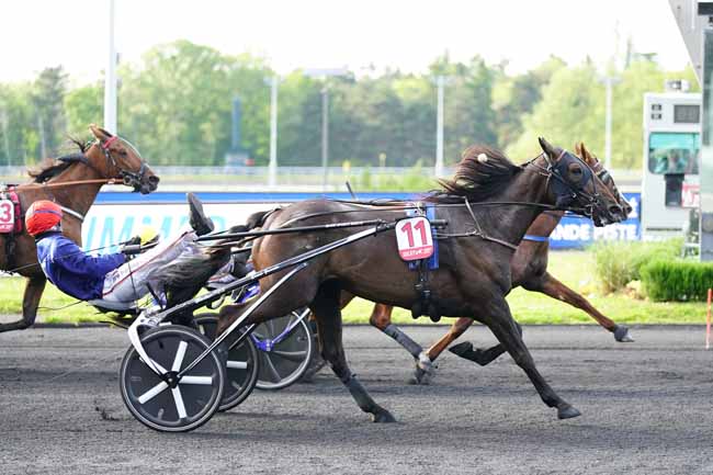 Photo d'arrivée de la course pmu SULKY 4 ANS QUALIF 4 - PRIX PAUL LEGUERNEY à PARIS-VINCENNES le Vendredi 28 mai 2021