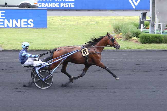 Photo d'arrivée de la course pmu PRIX DE CLAIREFONTAINE à PARIS-VINCENNES le Vendredi 4 juin 2021