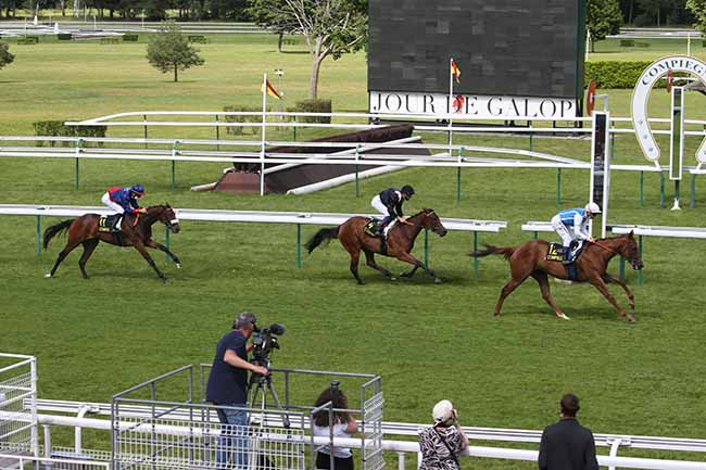 Photo d'arrivée de la course pmu PRIX DES BELLES DEMOISELLES à COMPIEGNE le Vendredi 11 juin 2021