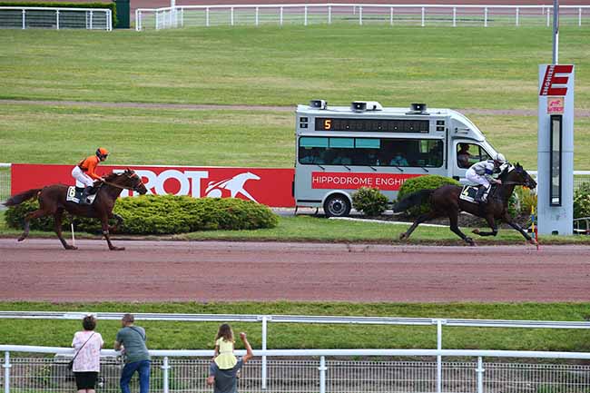Photo d'arrivée de la course pmu PRIX DE LA PLACE DUPLEIX à ENGHIEN le Samedi 19 juin 2021