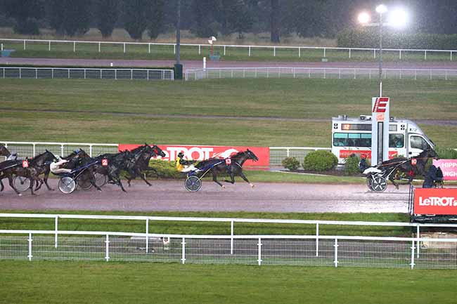 Photo d'arrivée de la course pmu PRIX DE LA PORTE DE LA PLAINE à ENGHIEN le Samedi 19 juin 2021