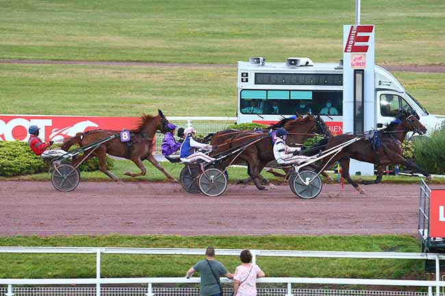 Photo d'arrivée de la course pmu PRIX DE LA PLACE DES VICTOIRES à ENGHIEN le Samedi 19 juin 2021