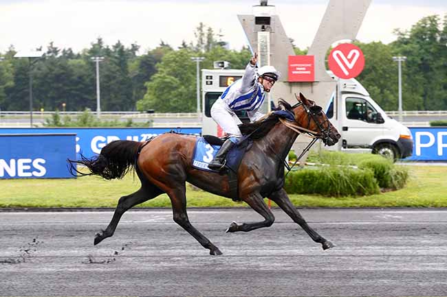 Photo d'arrivée de la course pmu ETRIER 5 ANS Q3 - PRIX XAVIER DE SAINT-PALAIS à PARIS-VINCENNES le Vendredi 25 juin 2021