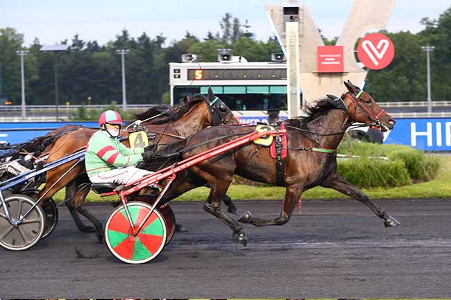 Photo d'arrivée de la course pmu PRIX CLEMENTINA à PARIS-VINCENNES le Vendredi 25 juin 2021