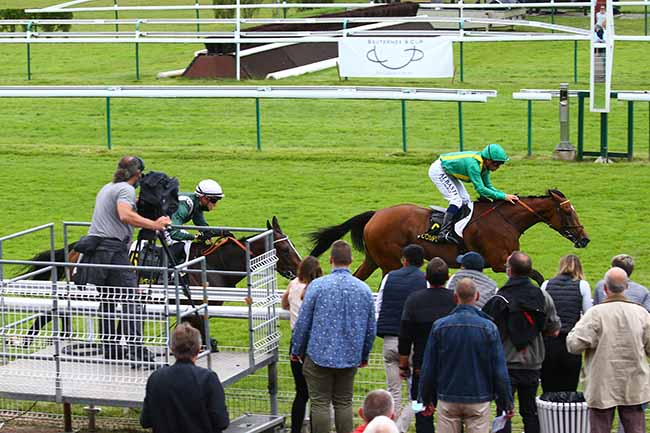 Photo d'arrivée de la course pmu PRIX DES HAMADRYADES à COMPIEGNE le Samedi 26 juin 2021