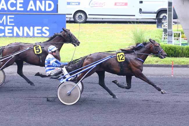 Photo d'arrivée de la course pmu PRIX BERTRAND DELOISON - RACE AND CARE à PARIS-VINCENNES le Dimanche 27 juin 2021