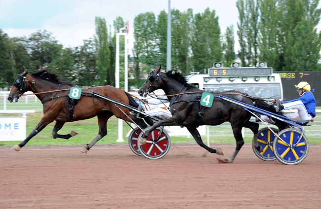 Photo d'arrivée de la course pmu PRIX PIERRE COULON à VICHY le Mercredi 30 juin 2021