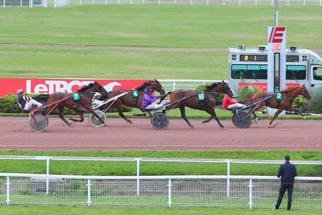 Photo d'arrivée de la course pmu PRIX DE LA PLACE DU COMMERCE à ENGHIEN le Mercredi 30 juin 2021