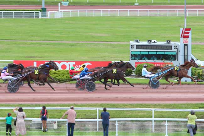 Photo d'arrivée de la course pmu PRIX ICI ON PARIE - PRIX DE CREPY-EN-VALOIS à ENGHIEN le Samedi 3 juillet 2021