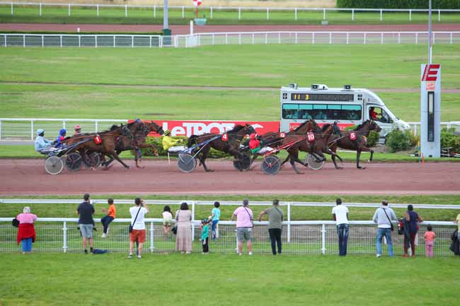 Photo d'arrivée de la course pmu PRIX DE NEUILLY-LEVALLOIS à ENGHIEN le Samedi 3 juillet 2021